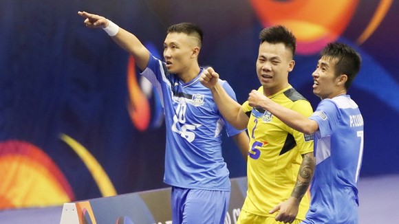 Minh Trí đóng vai người hùng với cú đúp trong trận Tứ kết.