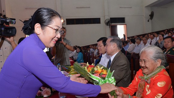 Phó Bí thư Thành ủy TPHCM Võ Thị Dung tặng hoa cho Mẹ Việt Nam anh hùng nhân buổi họp mặt. Ảnh: VIỆT DŨNG