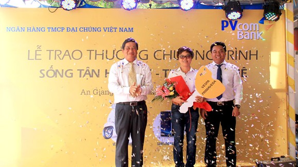 PVcomBank trao giai cho khách hàng đạt giải xe máy Vespa
