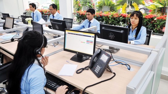 Ứng dụng công nghệ thông tin phục vụ khách hàng sử dụng điện tại Tổng Công ty Điện lực miền Nam. Ảnh: CAO THĂNG