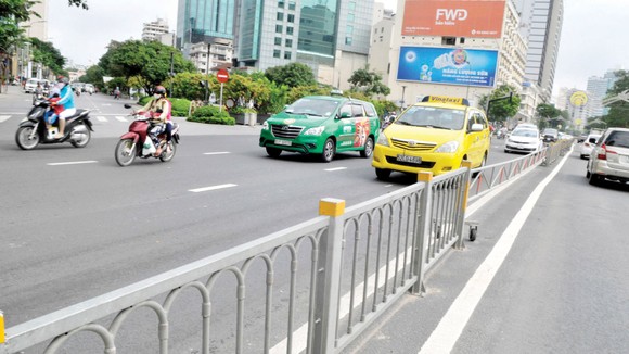 Dải phân cách được lắp đặt tại giao lộ Tôn Đức Thắng - Nguyễn Huệ, góp phần hạn chế ùn ứ. Ảnh: THÀNH TRÍ