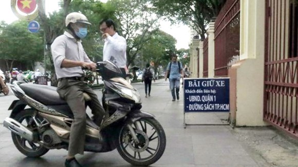 Những người khách đầu tiên gửi xe để vào đường sách