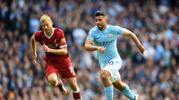 Sergio Aguero (phải) vẫn chứng tỏ đẳng cấp của một tiền đạo hàng đầu. Ảnh: Getty Images