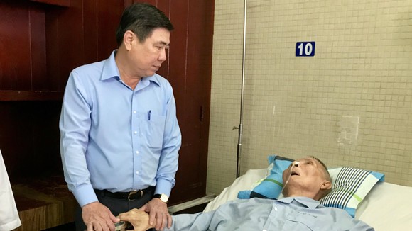 Chủ tịch UBND TP Nguyễn Thành Phong đến tận giường thăm hỏi sức khỏe Thiếu tướng Nguyễn Răng