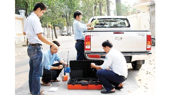 Nhân viên kỹ thuật SAWACO đang làm công tác giảm thất thoát nước.
