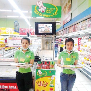 Đến siêu thị thưởng thức xúc xích tiệt trùng Saigon Nutri Food