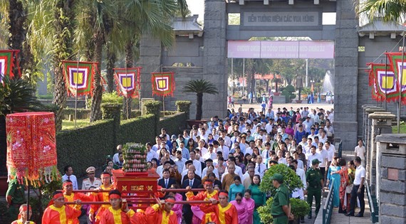 HMC City leaders offer Banh Tet to Hung Kings
