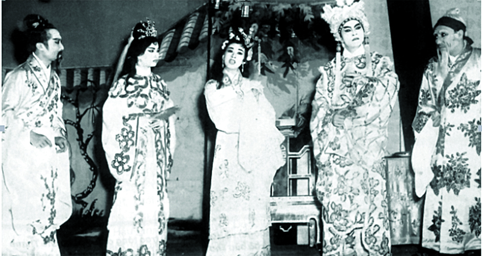 Một thời thịnh suy Thanh Nga (giữa) và Hữu Phước trong một vở cải lương của đoàn Thanh Minh - Thanh Nga