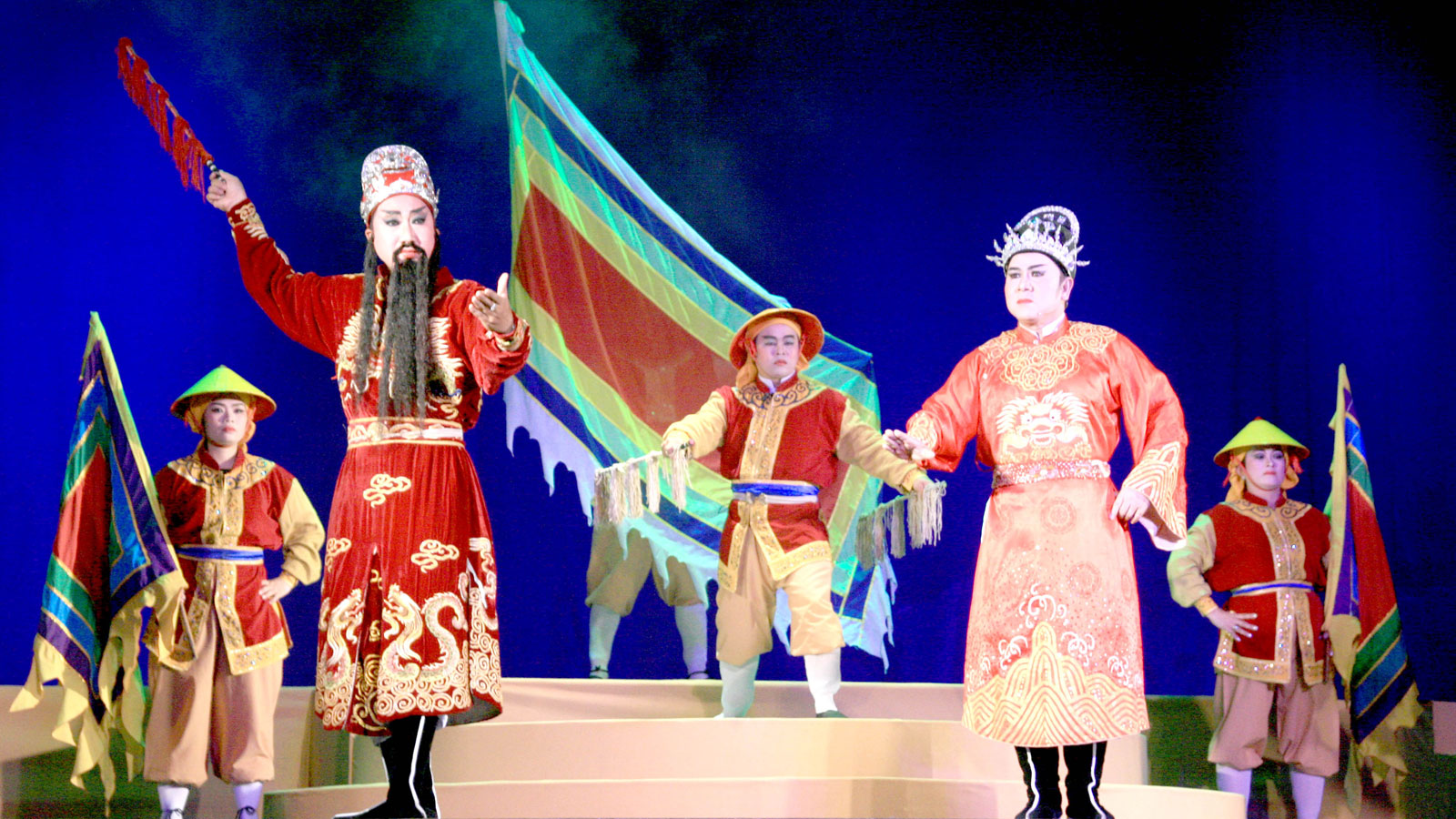 Xem tuồng xưa, ngẫm chuyện nay Một cảnh trong vở hát bội Lê Công kỳ án