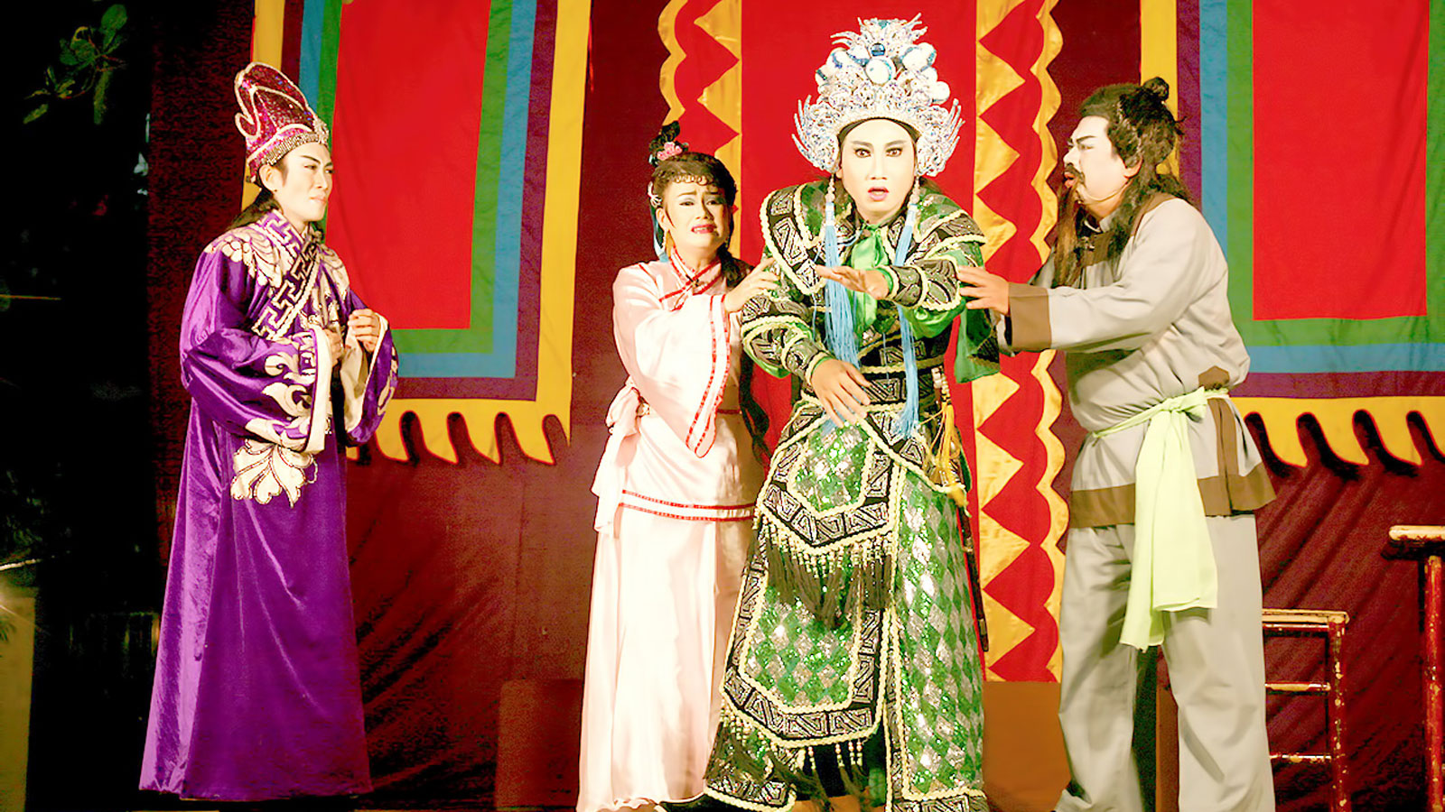 Mai một nghệ thuật truyền thống: Đau đầu chuyện “ở - ăn” Các nghệ sĩ hát bội nhiệt huyết với từng vai diễn trên sân khấu lưu động. Ảnh: THÚY BÌNH