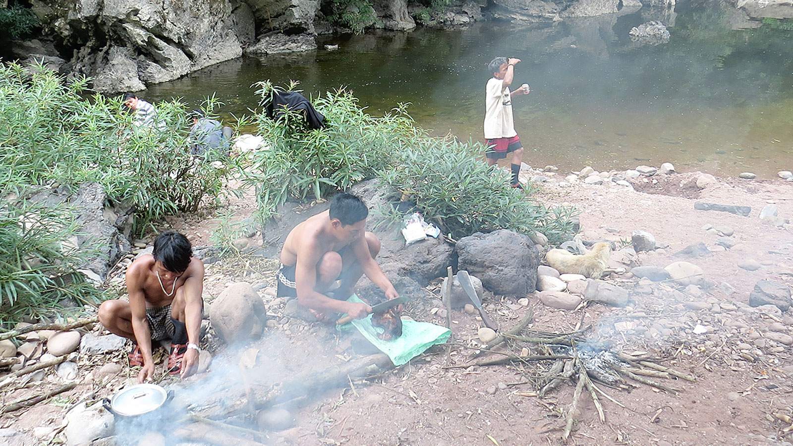 Người A Rem “ăn rừng” Người A Rem không lấy kiệt quệ của rừng thứ gì nên mỗi lần đi rừng họ đều có sẵn thức ăn