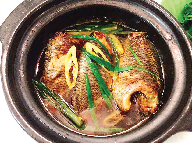 Ngày mưa nhớ cá rô mề kho tộ Ngày mưa nhớ cá rô mề kho tộ