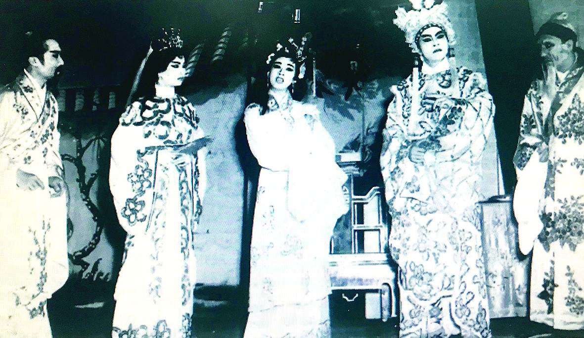 Trăm năm sân khấu cải lương: “Ngũ hổ tướng” của cải lương Nam bộ Trình diễn cải lương trước năm 1975 ở Sài Gòn. Ảnh: TƯ LIỆU