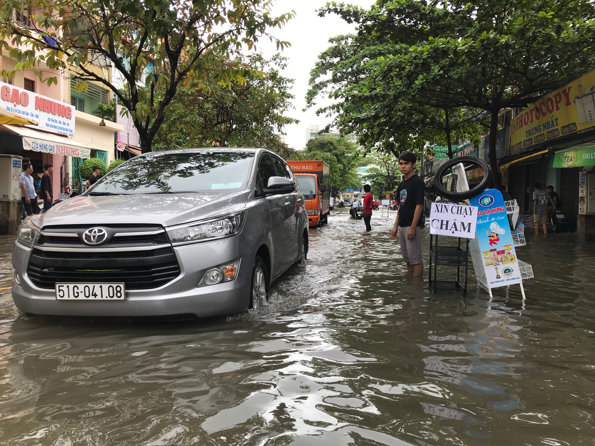 TPHCM ngập, giao thông ùn ứ sau cơn mưa kéo dài do ảnh hưởng bão số 9 ảnh 7