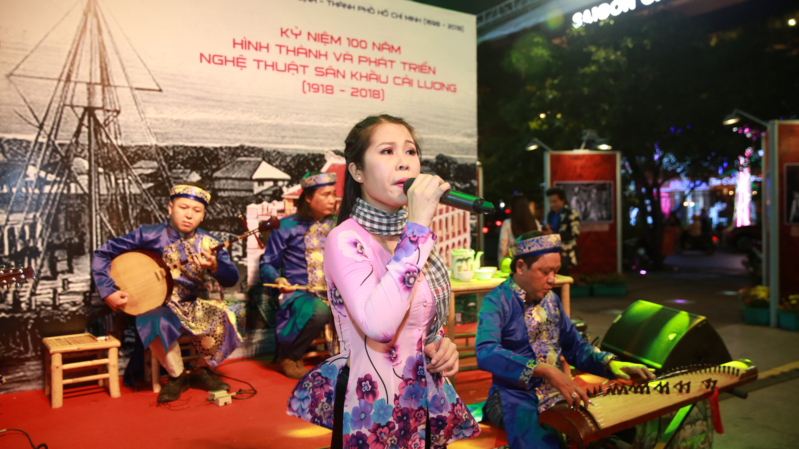 Triển lãm “Nghệ thuật sân khấu cải lương - Hồn dân tộc” Biểu diễn đờn ca tài tử tại Phố đi bộ Nguyễn Huệ vào tối 10-1. Ảnh: DŨNG PHƯƠNG