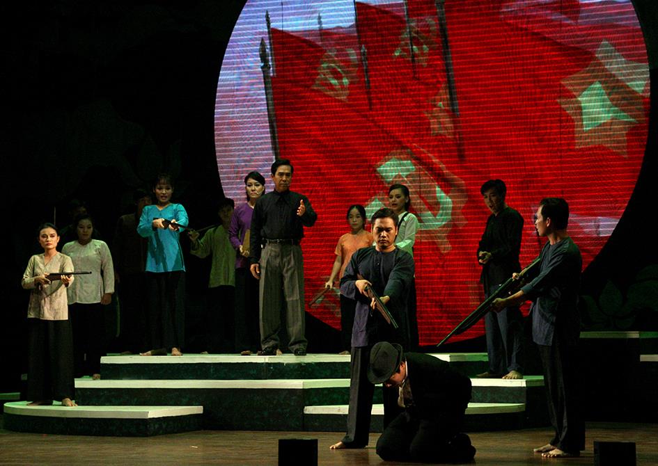 Vở cải lương Vở cải lương "Cuộc đời của mẹ" lưu diễn miền Bắc