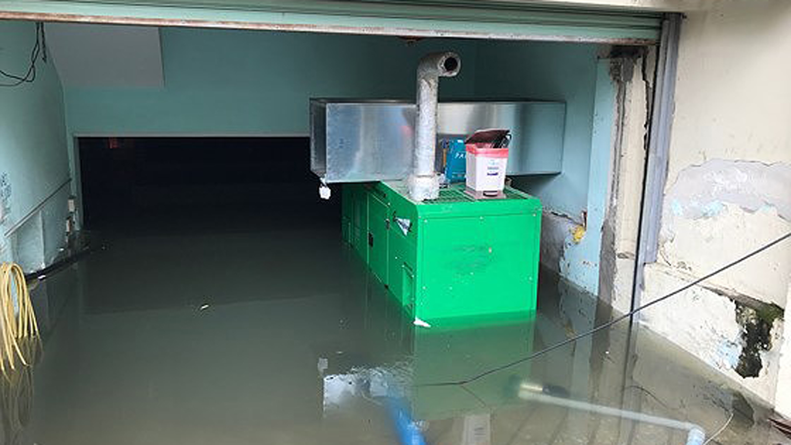 TPHCM ngập, giao thông ùn ứ sau cơn mưa kéo dài do ảnh hưởng bão số 9 ảnh 14