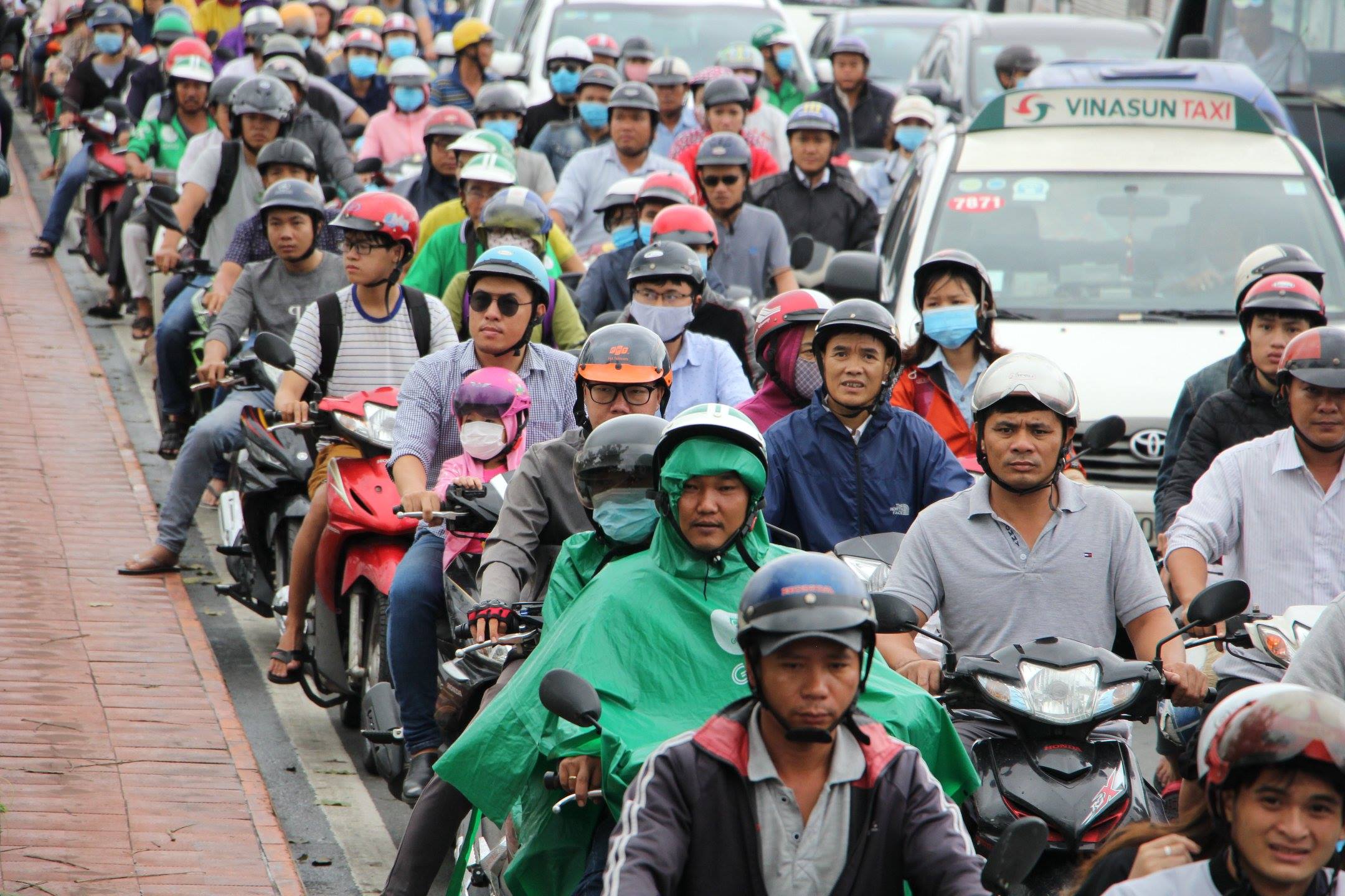TPHCM ngập, giao thông ùn ứ sau cơn mưa kéo dài do ảnh hưởng bão số 9 ảnh 29