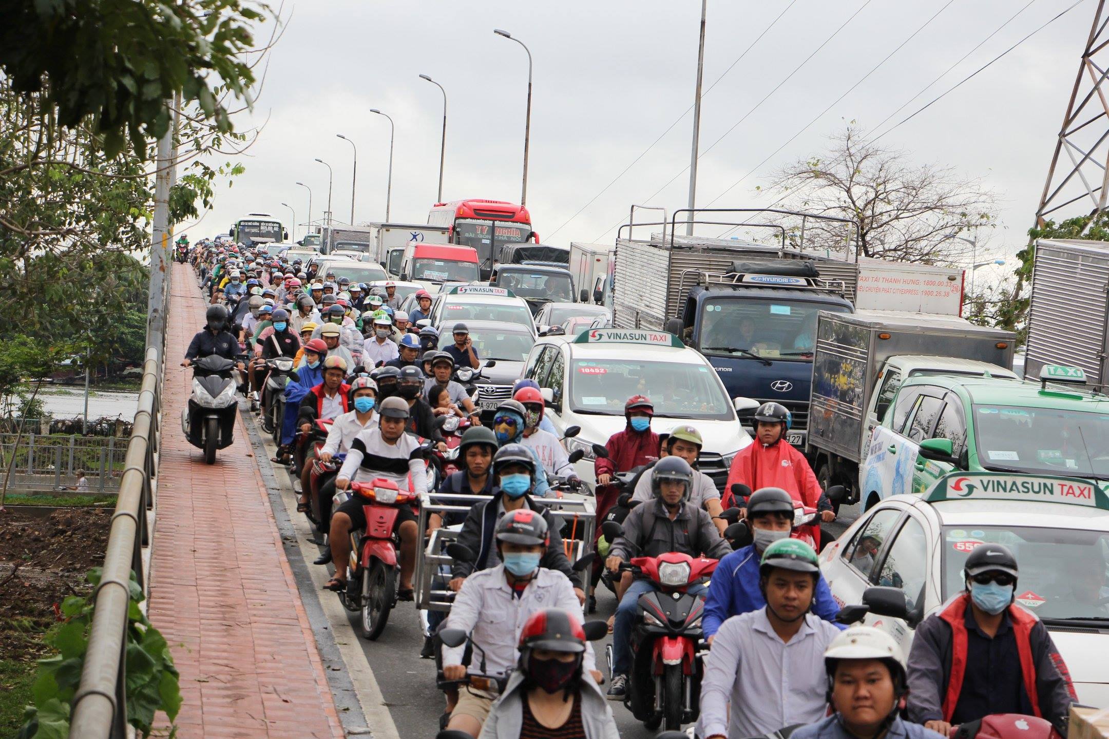TPHCM ngập, giao thông ùn ứ sau cơn mưa kéo dài do ảnh hưởng bão số 9 ảnh 30