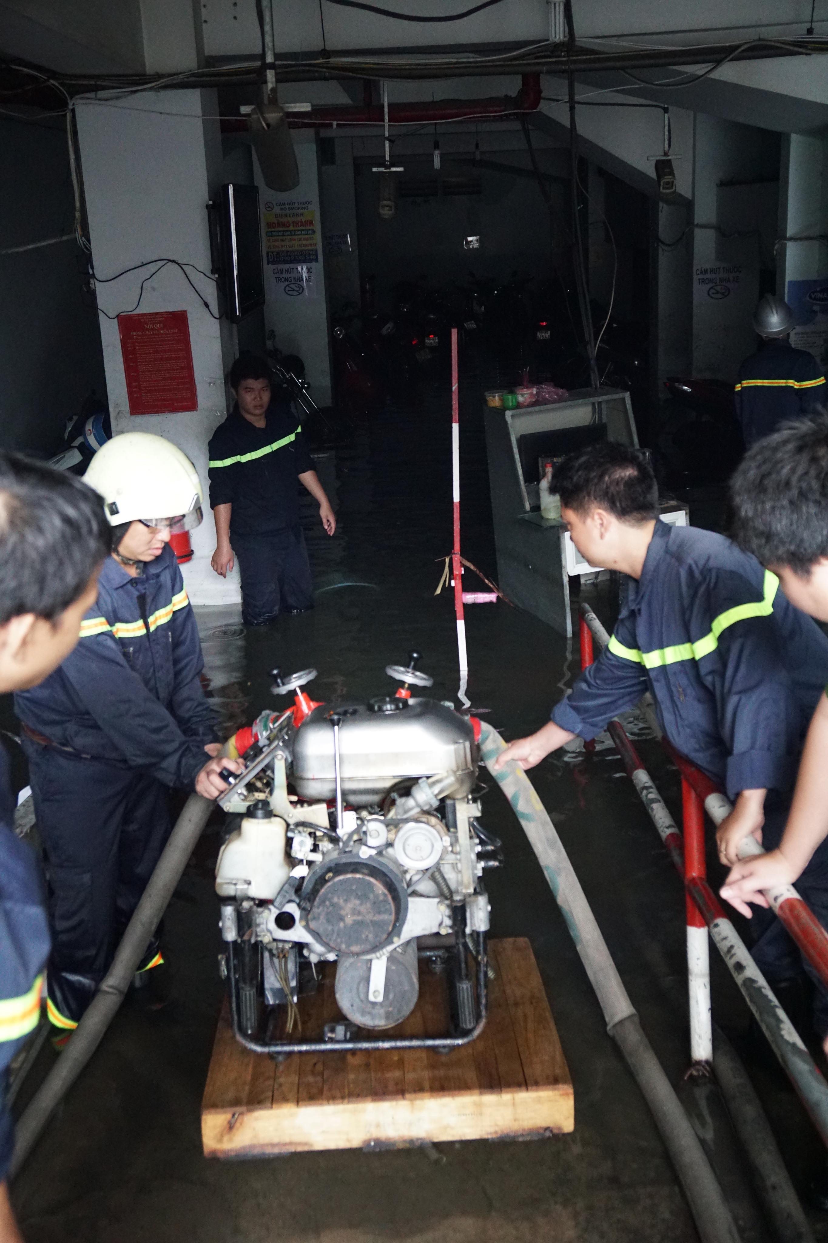 TPHCM ngập, giao thông ùn ứ sau cơn mưa kéo dài do ảnh hưởng bão số 9 ảnh 18