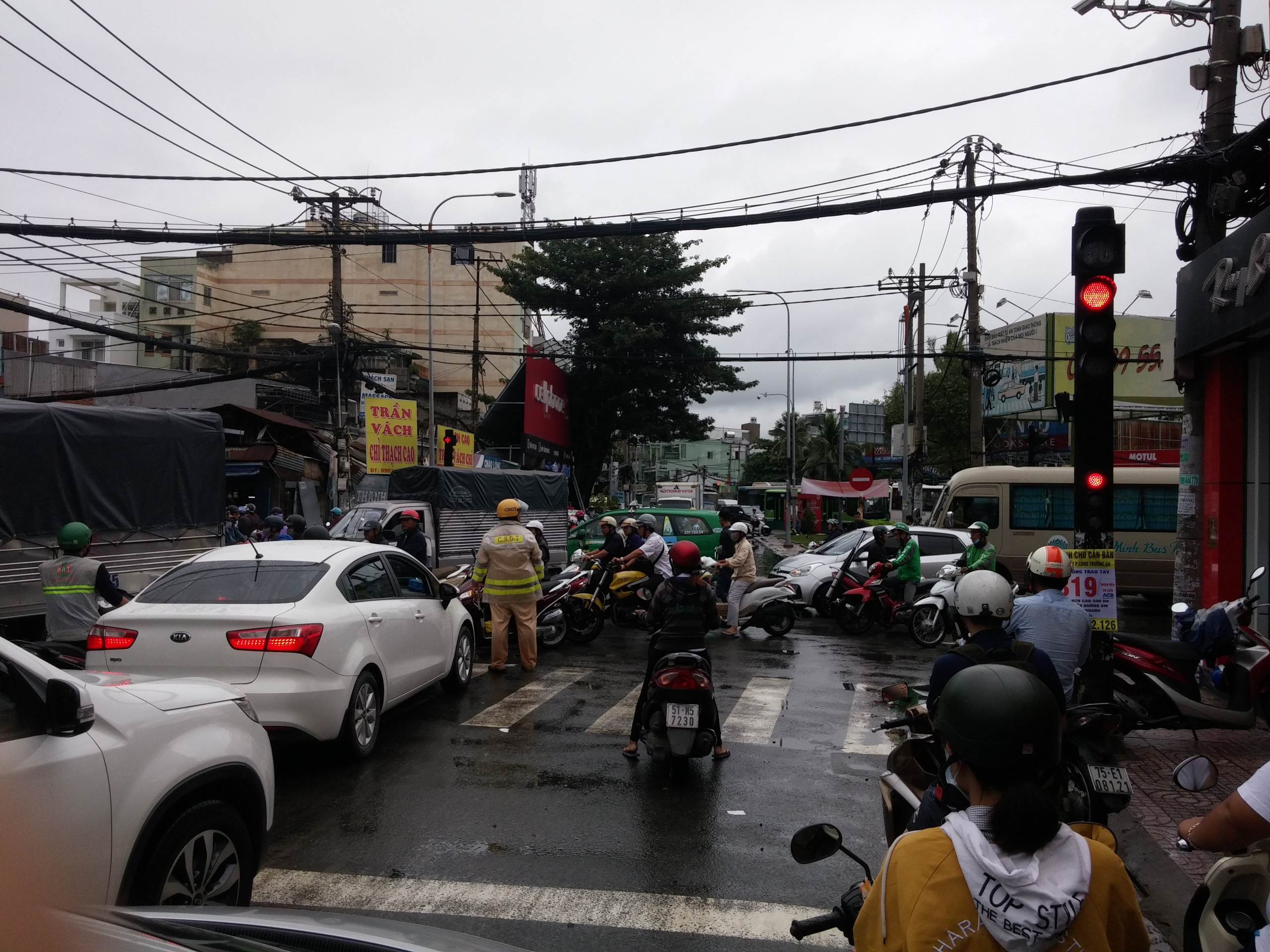 TPHCM ngập, giao thông ùn ứ sau cơn mưa kéo dài do ảnh hưởng bão số 9 ảnh 48