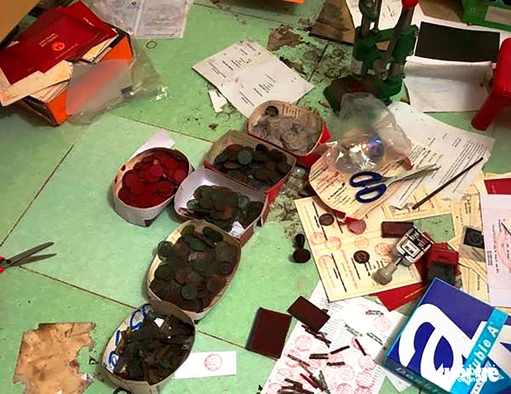 “Thập diện mai phục” giấy tờ giả Tang vật Công an TPHCM thu được trong một vụ án làm giả con dấu, tài liệu của cơ quan, tổ chức. Ảnh: Công an cung cấp