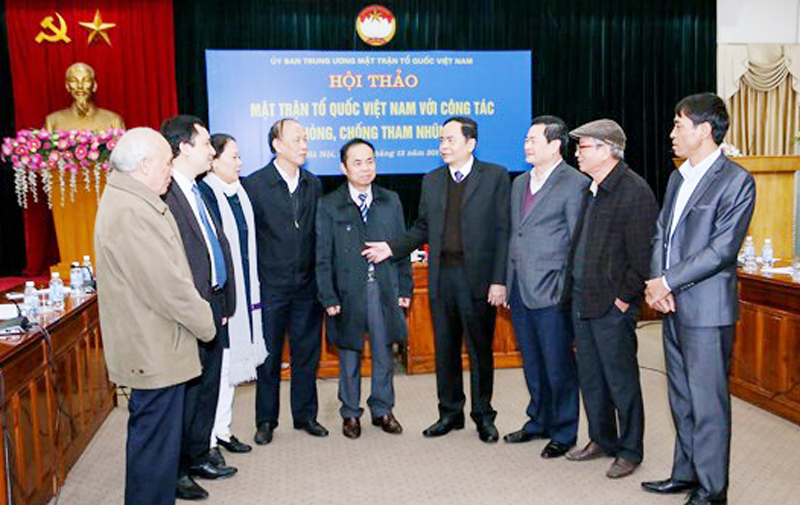 Mọi hành vi tham nhũng đều xuất phát từ cán bộ, nhất là cán bộ cao cấp Các đại biểu trao đổi tại Hội thảo