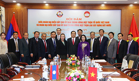 Xây dựng đường biên giới hòa bình, hữu nghị Việt Nam - Lào - Campuchia Đoàn đại biểu cấp cao Uỷ ban Trung ương MTTQ Việt Nam và Đoàn đại biểu cấp cao Ủy ban Trung ương Mặt trận Lào xây dựng đất nước chụp ảnh lưu niệm. (Ảnh: T.H