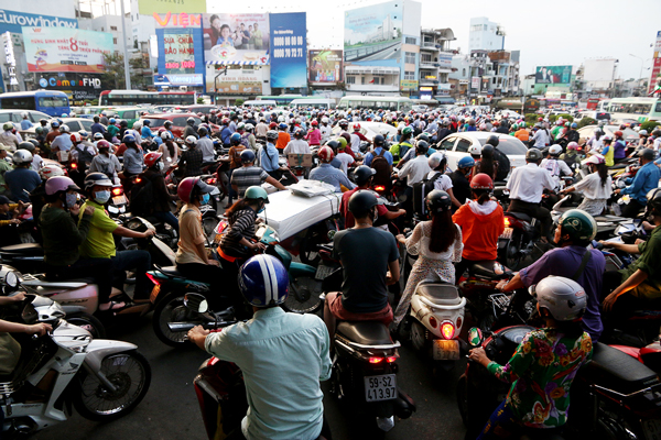 Đi lại dịp Lễ: Sân bay, bến xe đông nghẹt Các phương tiện hỗn loạn từ đầu đường Xô Viết Nghệ Tĩnh hướng về bến xe Miền Đông. Ảnh: VÕ THẮM