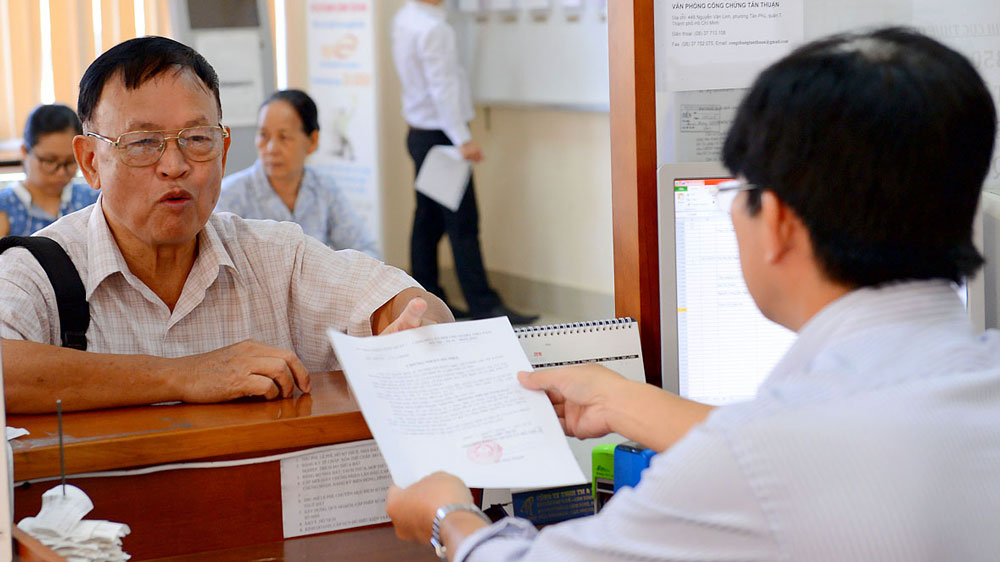 Cơ chế đặc thù và chính quyền hiệu quả - Bài 3: Sát hạch định kỳ cán bộ, công chức Cán bộ, công chức cần có thái độ phục vụ dân tốt hơn. Ảnh: VIỆT DŨNG