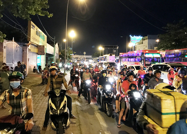 Đi lại dịp Lễ: Sân bay, bến xe đông nghẹt ảnh 1