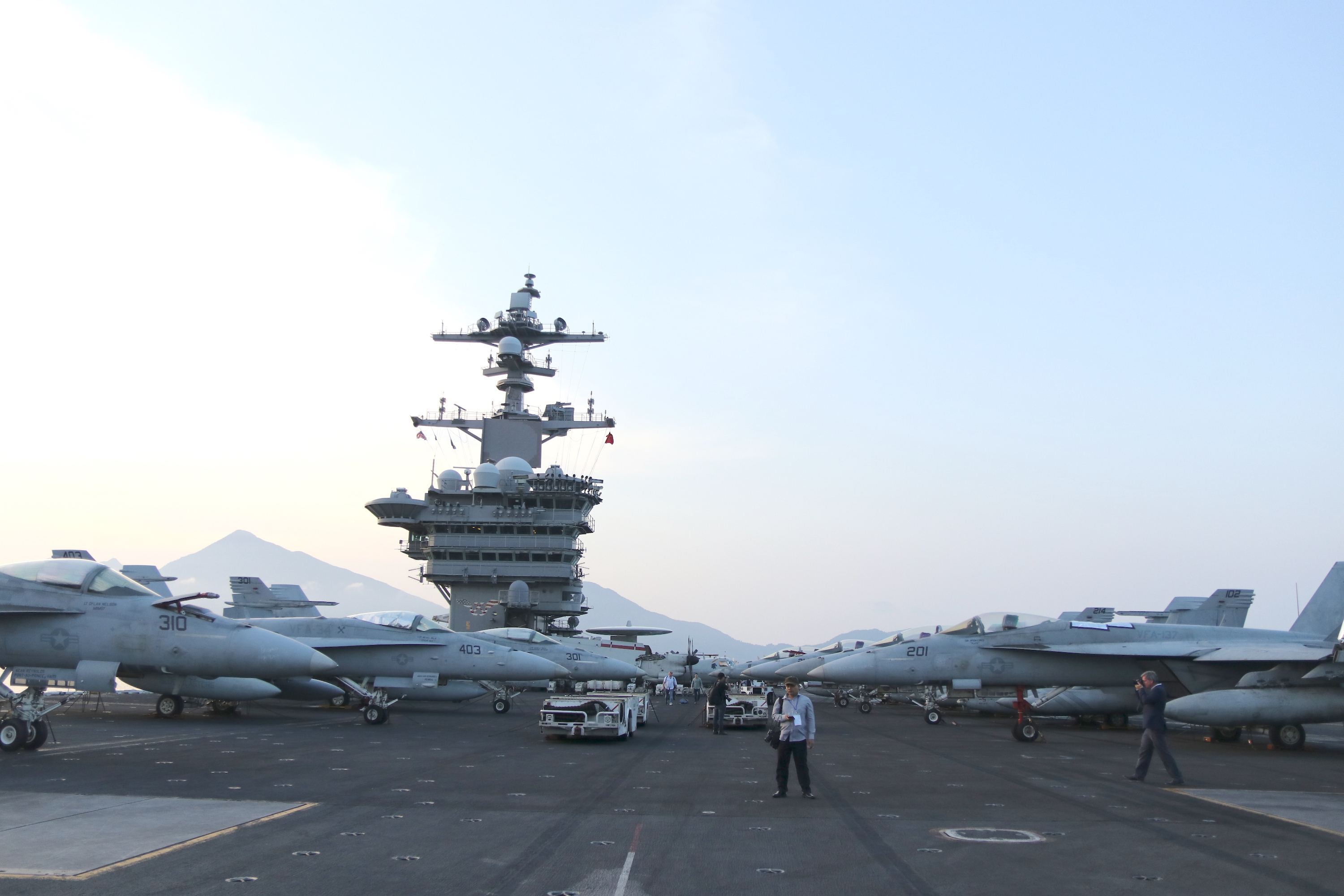 Tận mắt chiêm ngưỡng tàu sân bay USS Carl Vinson tại Đà Nẵng ảnh 7