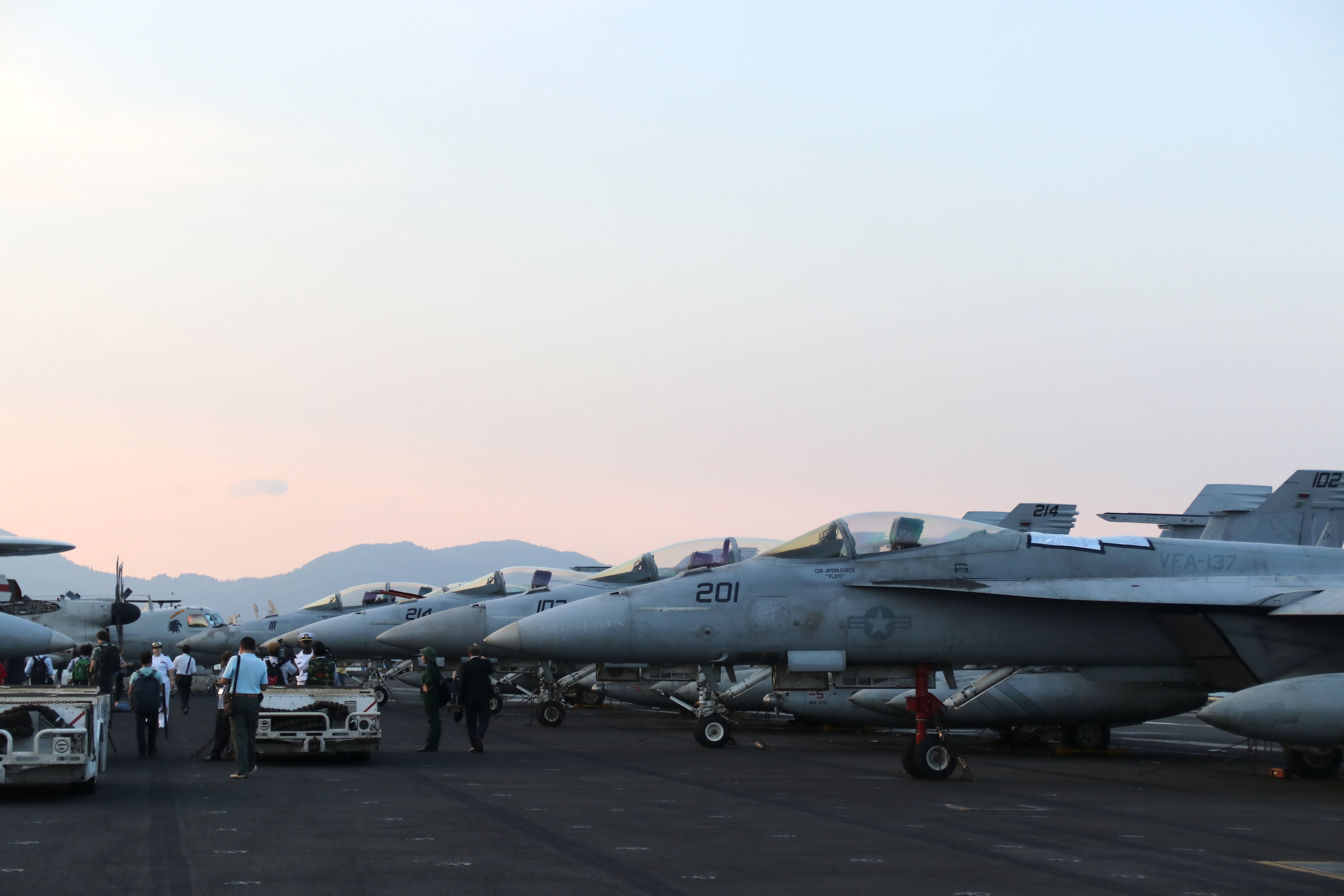 Tận mắt chiêm ngưỡng tàu sân bay USS Carl Vinson tại Đà Nẵng ảnh 11