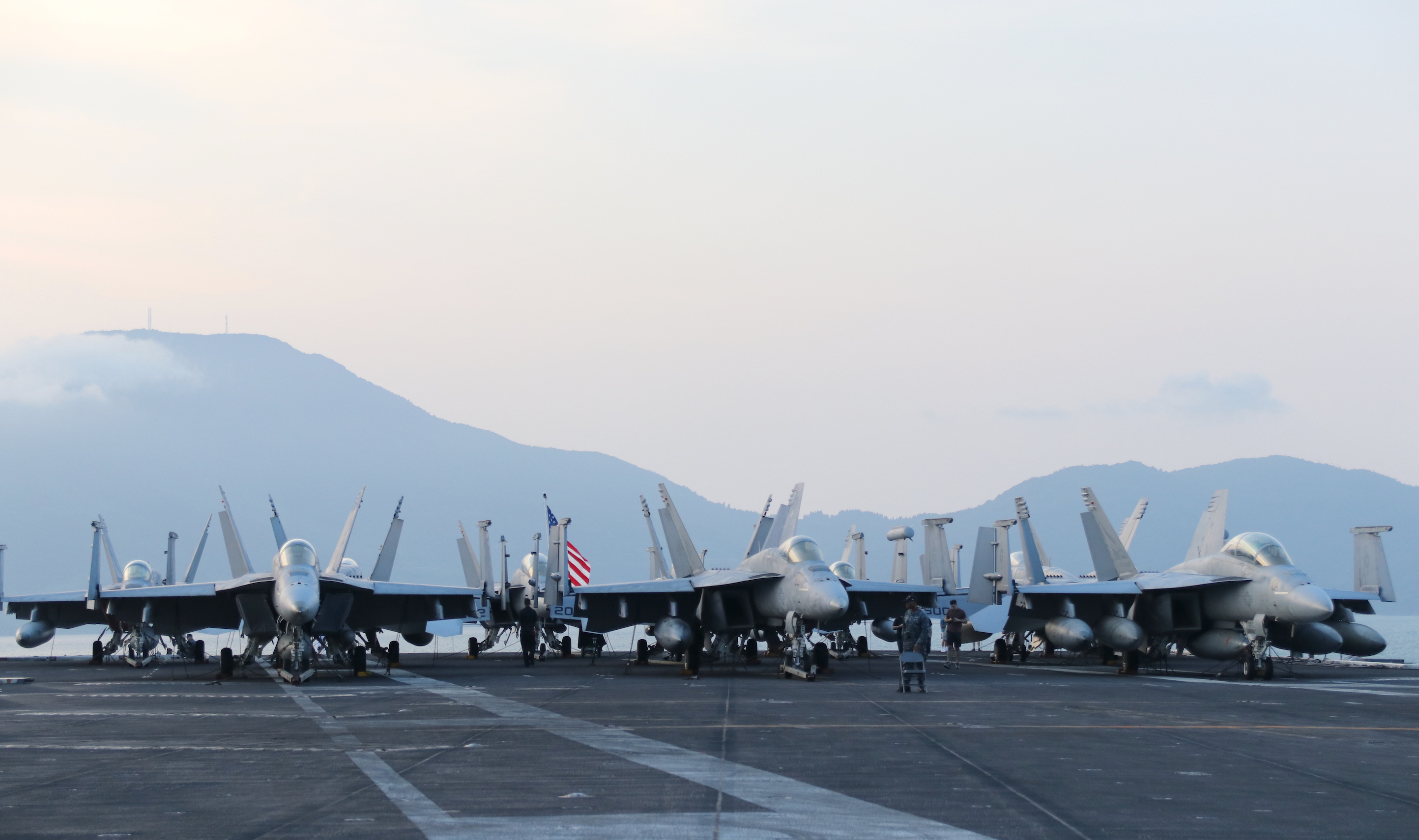 Tận mắt chiêm ngưỡng tàu sân bay USS Carl Vinson tại Đà Nẵng ảnh 9