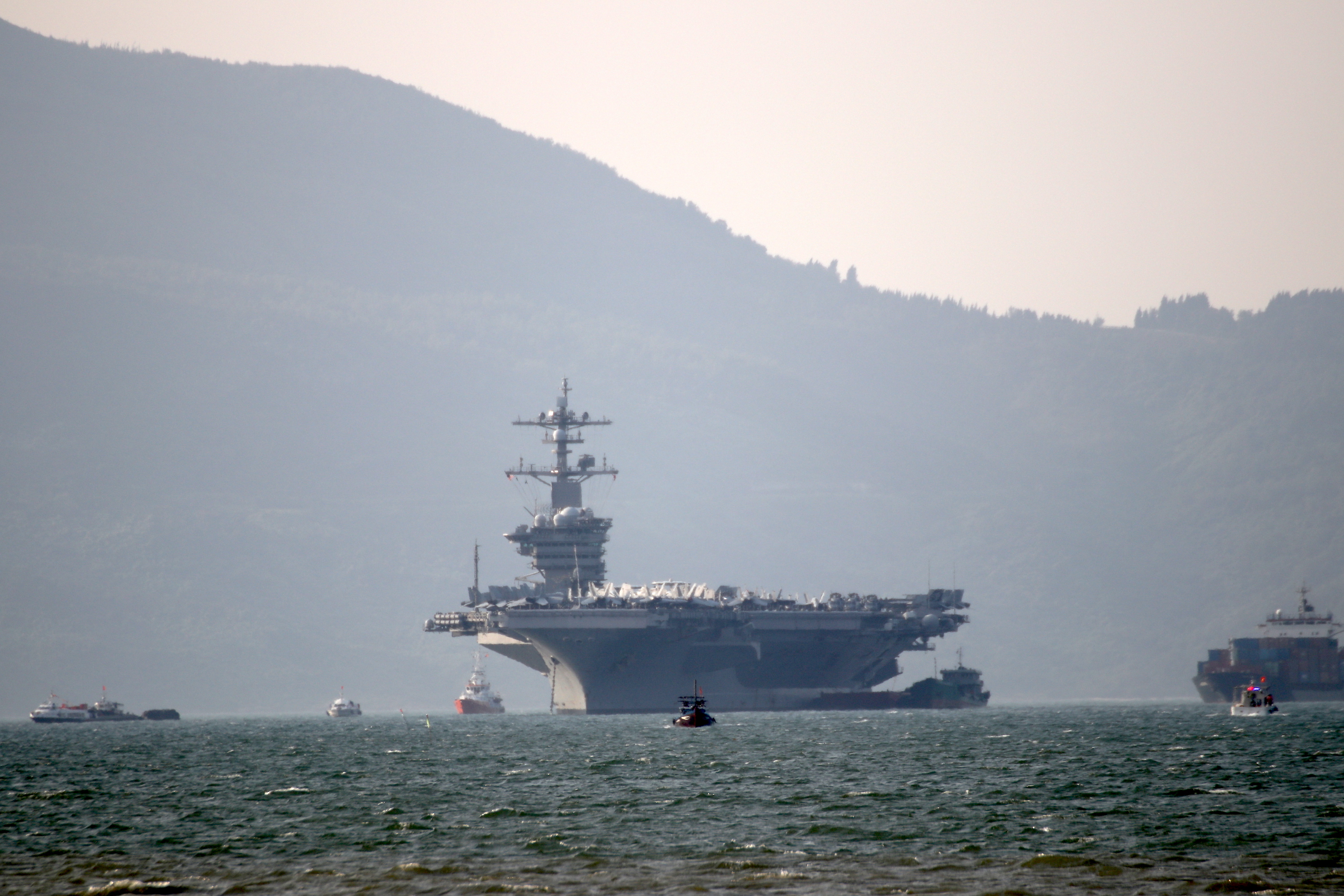 Tận mắt chiêm ngưỡng tàu sân bay USS Carl Vinson tại Đà Nẵng ảnh 13