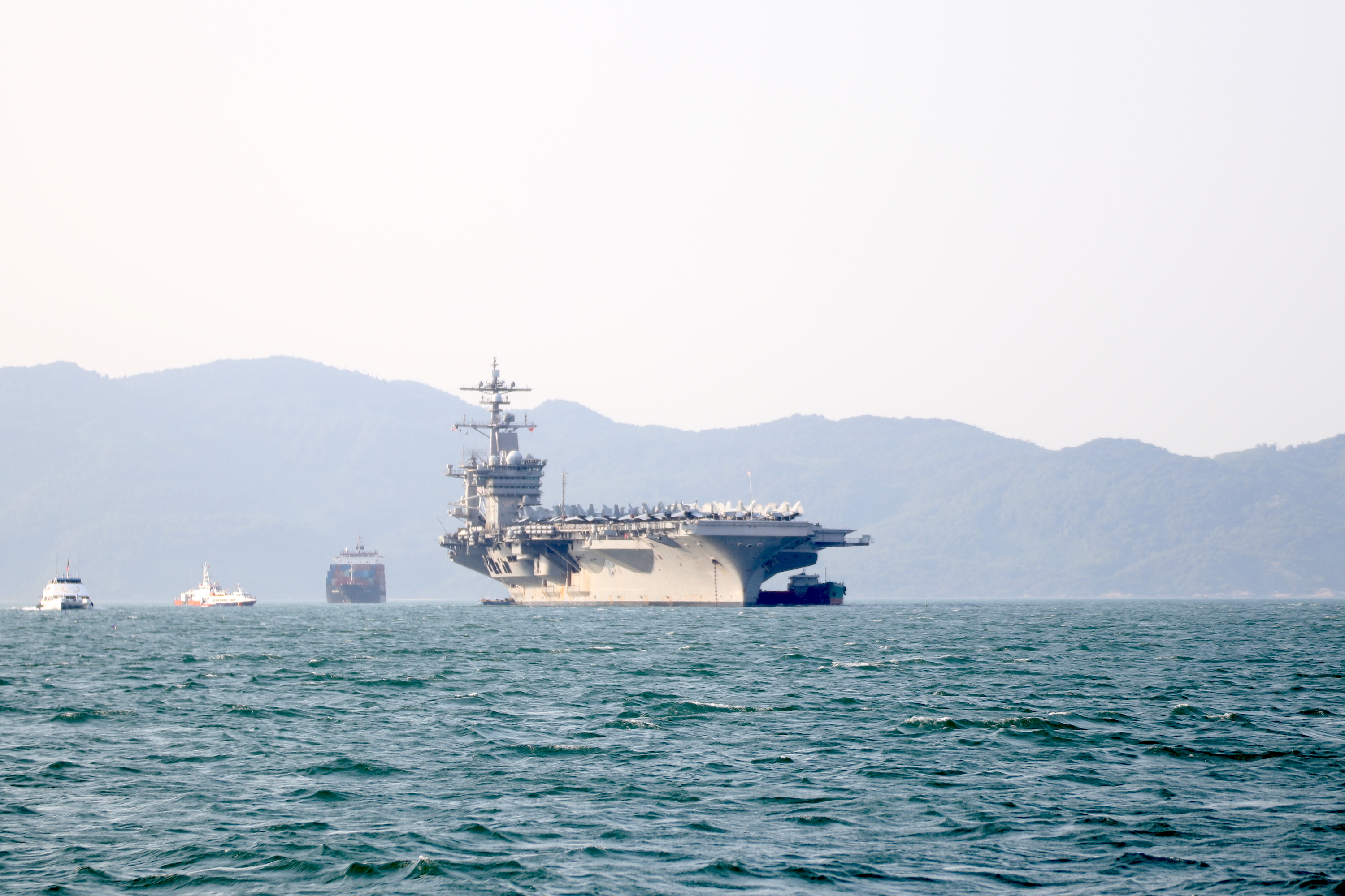 Tận mắt chiêm ngưỡng tàu sân bay USS Carl Vinson tại Đà Nẵng ảnh 1