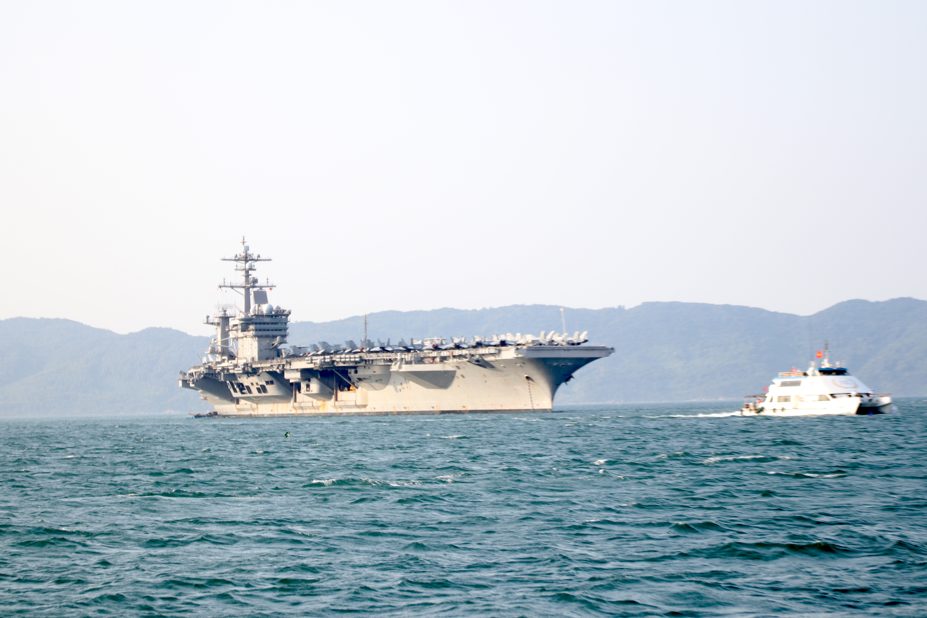 Tận mắt chiêm ngưỡng tàu sân bay USS Carl Vinson tại Đà Nẵng ảnh 3