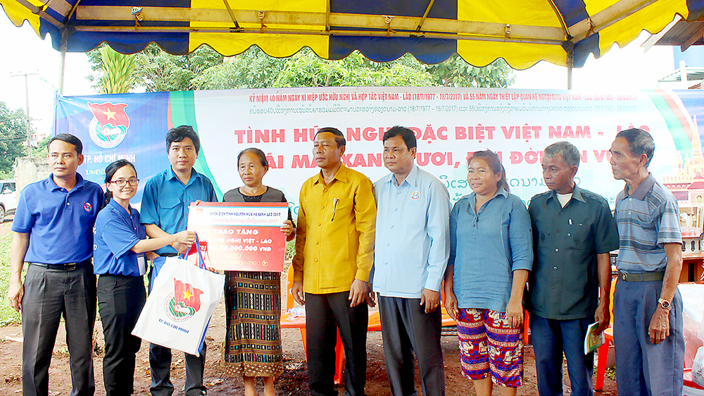 Sức trẻ tình nguyện trên đất bạn Lào ảnh 1