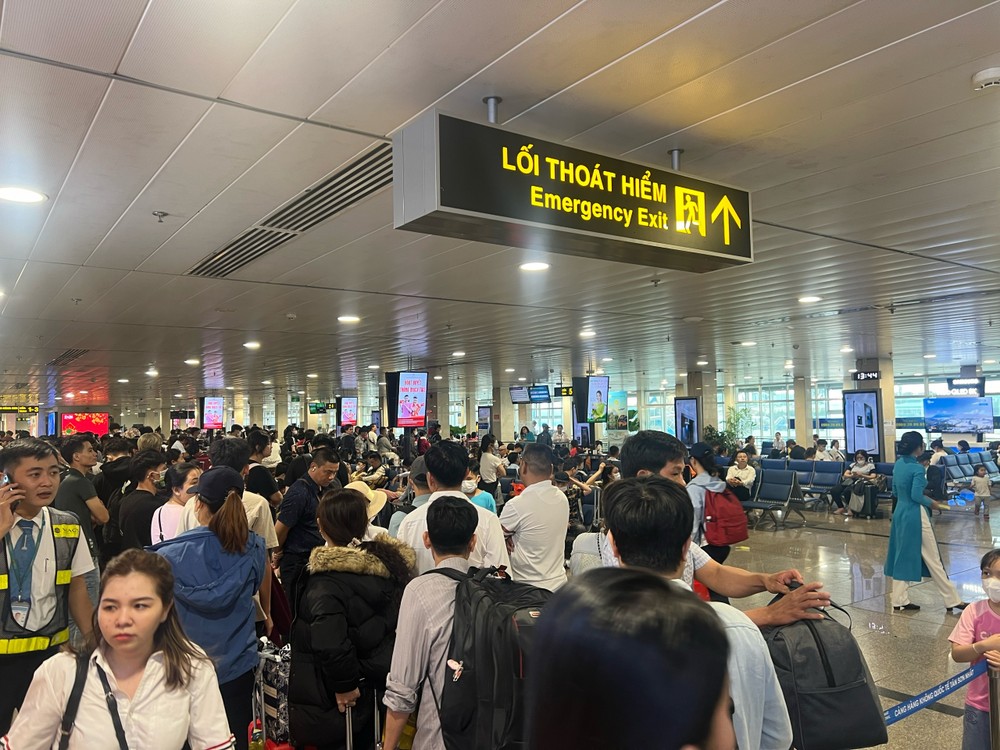 Tan Son Nhat Airport S Domestic Terminal Overcrowded With Returners For