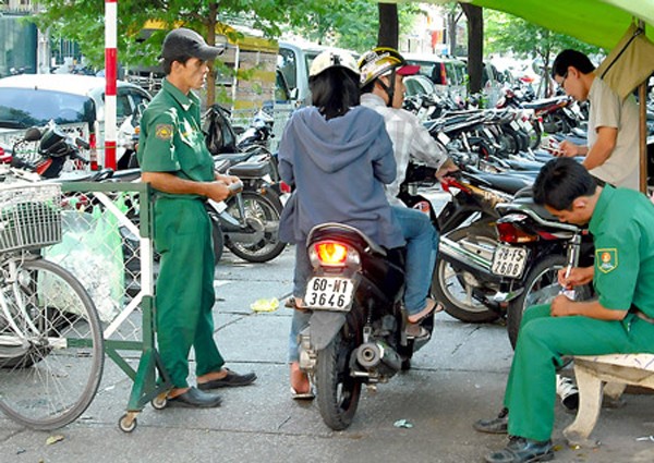 Náo loạn dư luận về các bãi giữ xe lấn chiếm vỉa hè