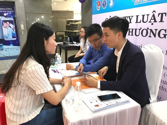 Đại học Luật TPHCM công bố tỷ lệ cử nhân có việc làm ảnh 1