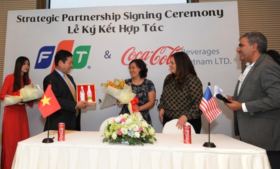 Tập đoàn FPT hợp tác chiến lược với Coca Cola Việt Nam ảnh 1