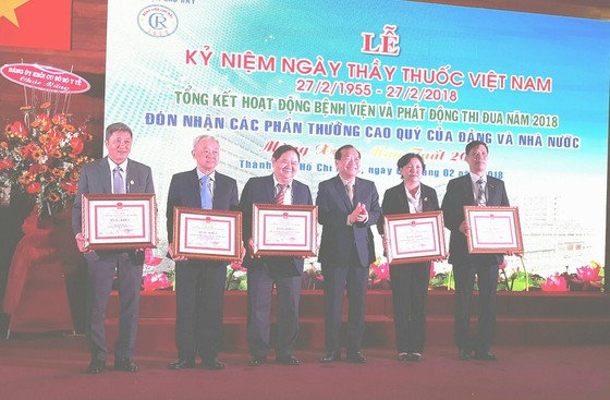 Bệnh viện Chợ Rẫy nhận nhiều danh hiệu cao quý ảnh 1
