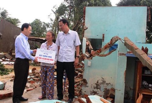 Quảng Ngãi: Tặng 100 suất quà cho các hộ dân bị thiệt hại trong bão số 12 ảnh 2