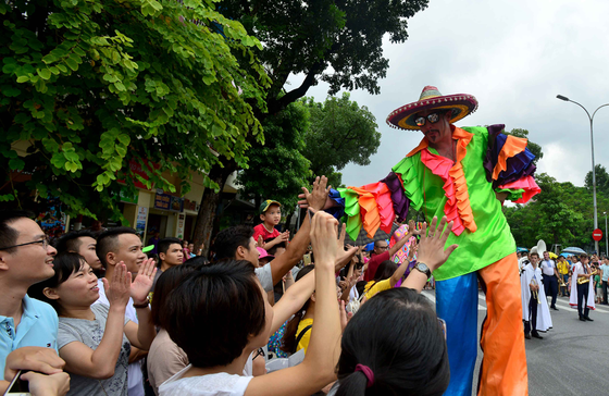 Lần đầu tiên đoàn vũ công Carnival khuấy động phố đi bộ Hà Nội ảnh 7