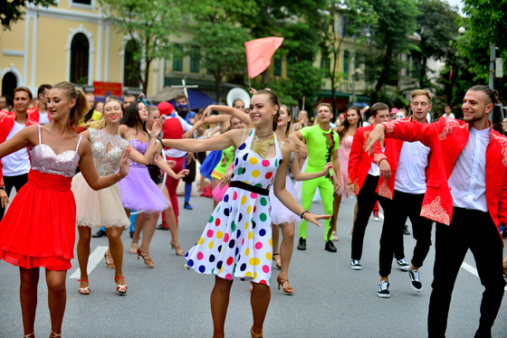 Lần đầu tiên đoàn vũ công Carnival khuấy động phố đi bộ Hà Nội ảnh 1