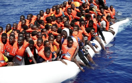 Chuyến bay đầu tiên đưa người di cư từ Libya tới Italia ảnh 1