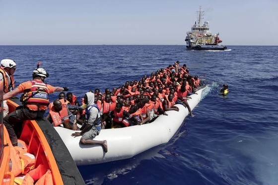 Chuyến bay đầu tiên đưa người di cư từ Libya tới Italia ảnh 2