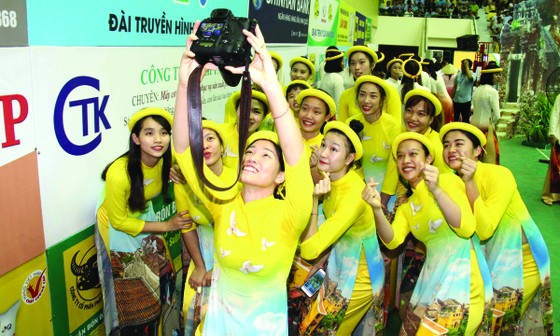 Chữ tình, chữ nghĩa ở một sân chơi ảnh 2
