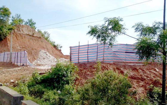 Lén lút khai thác thạch anh ảnh 1